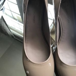 B. Makowsky Harriet Patent Leather Round Toe Pumps